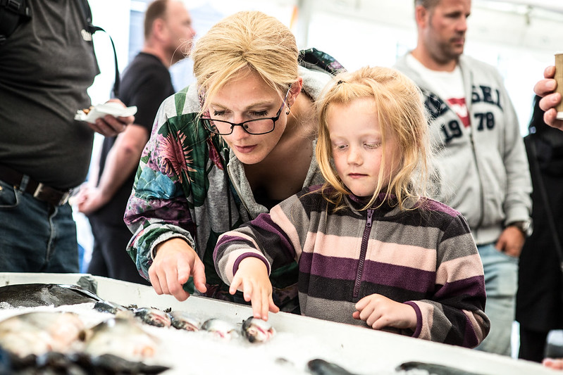 Jente Og Mor Tar På Fisk Barnas Matfestival Foto Wil Lee Wright