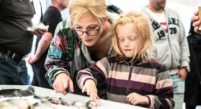 Jente Og Mor Tar På Fisk Barnas Matfestival Foto Wil Lee Wright